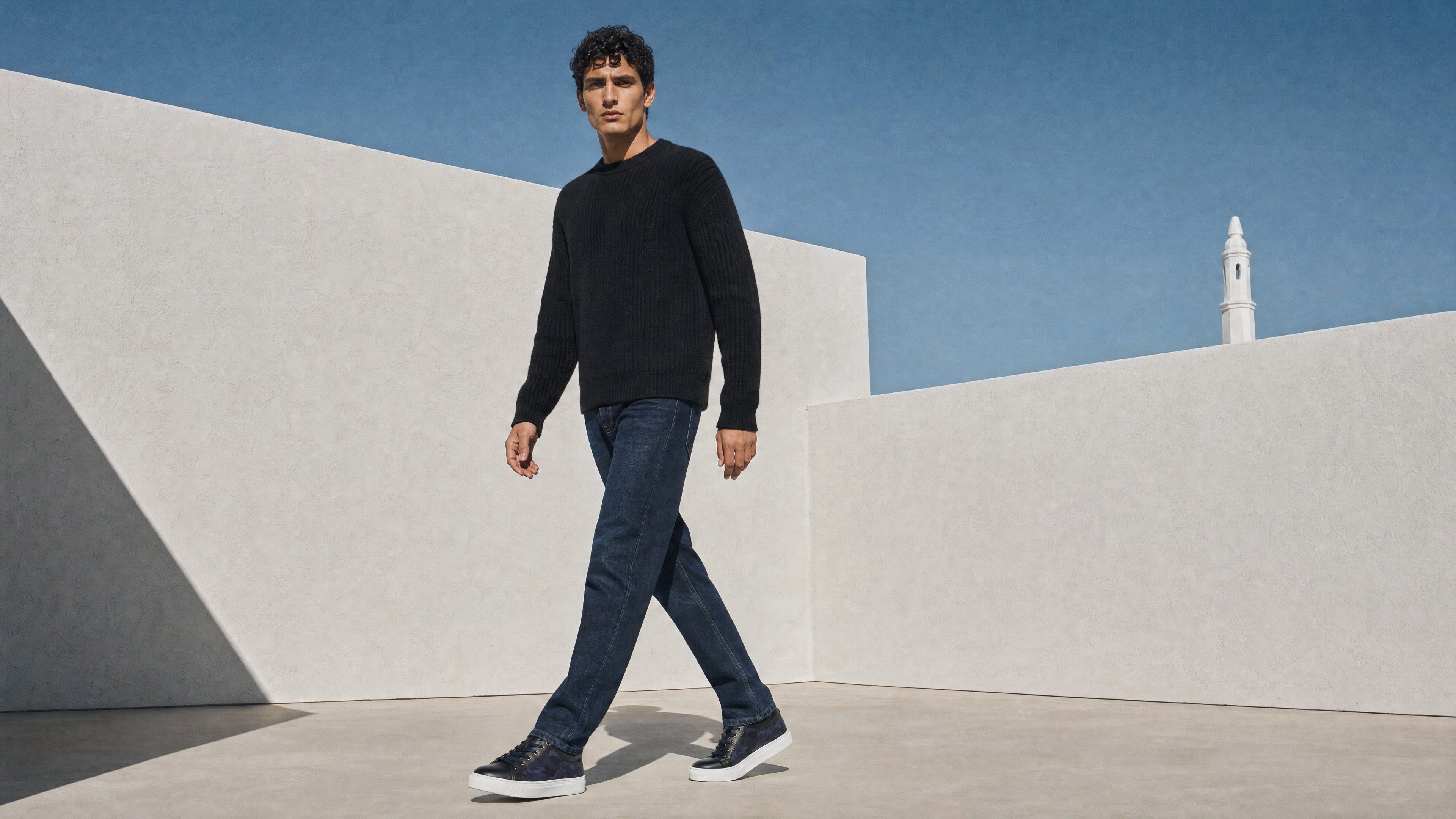 Man i Bivando KA 1 blå kamouflage-sneakers går utomhus