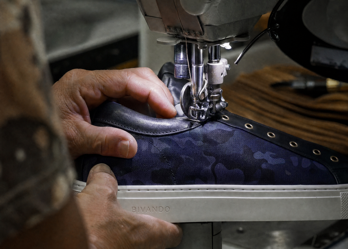 Handsydd Bivando KA 1 marinblå camouflage-sneaker tillverkad i Portugal