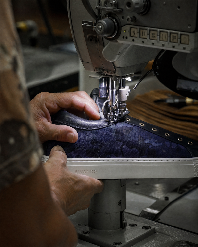 Handsydd Bivando KA 1 marinblå camouflage-sneaker tillverkad i Portugal
